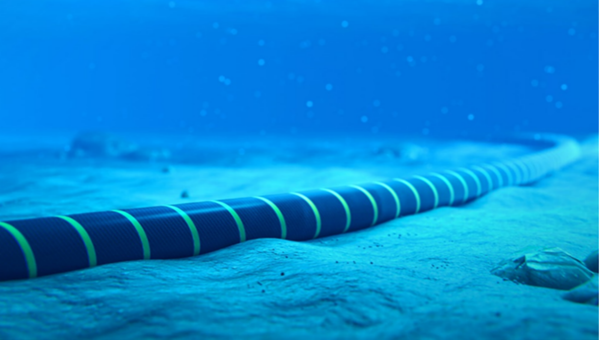 خط كهرباء بحري ممتد تحت سطح البحر 