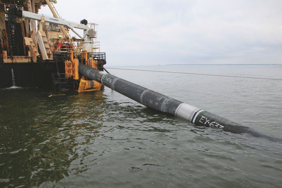 مد خط أنابيب بحري تحت سطح الماء لتوصيل الغاز إلى مرافق كهرباء 