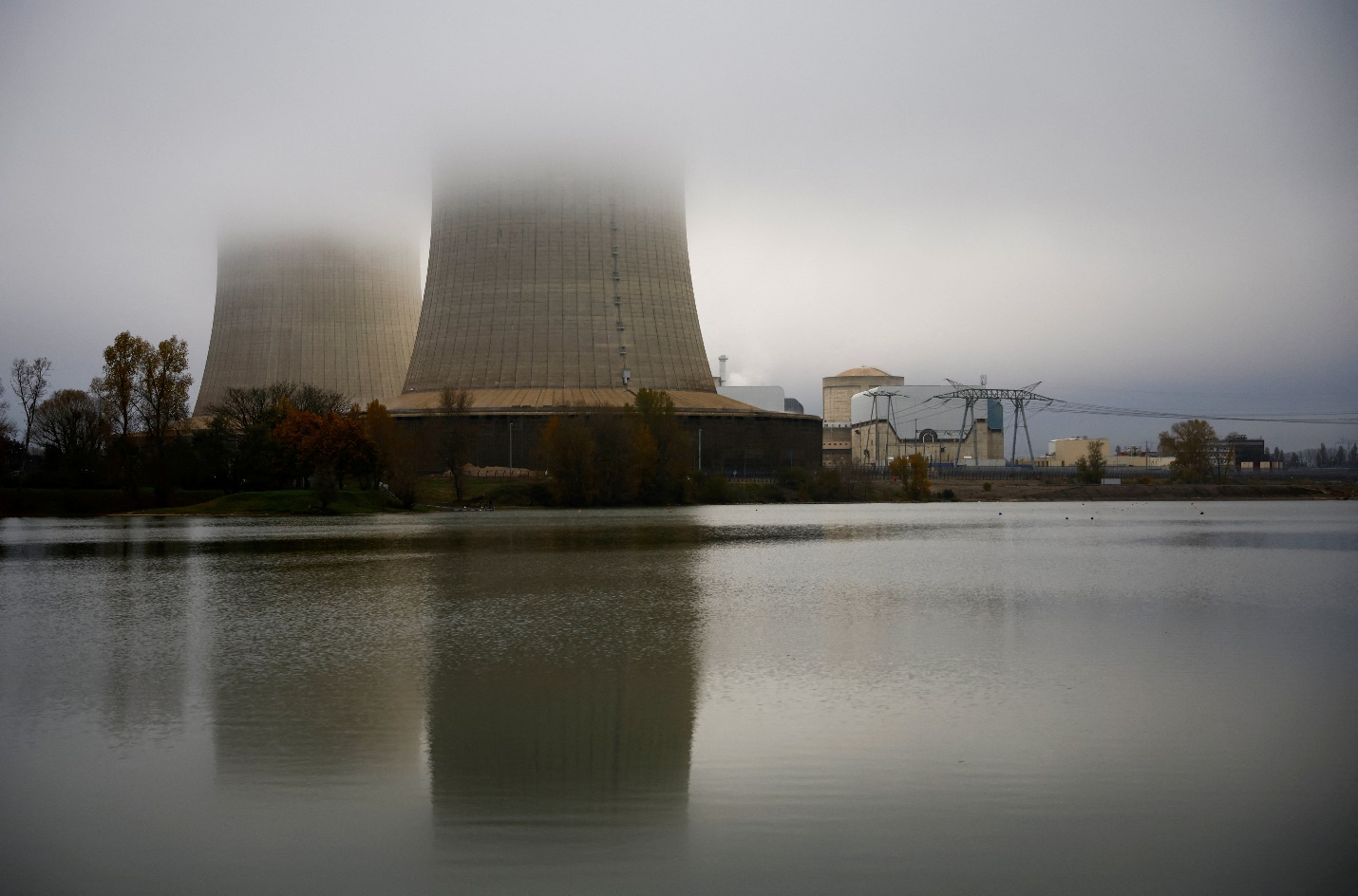 أبراج التبريد في محطة للطاقة النووية تابعة لشركة كهرباء فرنسا في منطقة سان لوران نوان بفرنسا 