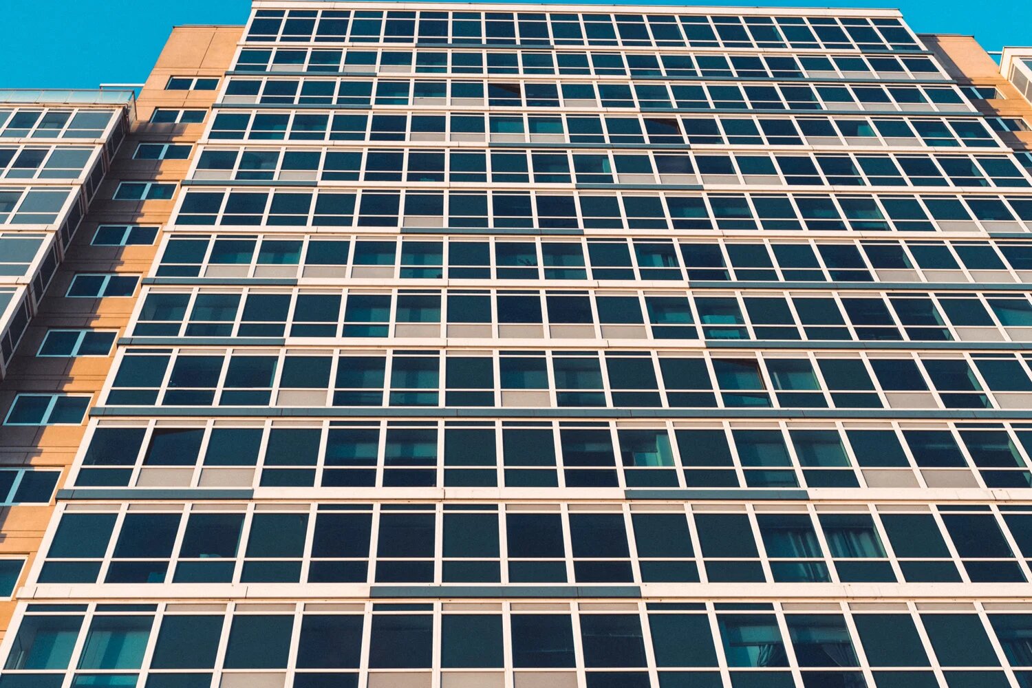 ألواح شمسية شفافة على واجهة أحد المباني