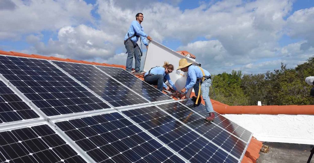 تركيب ألواح طاقة شمسية على سطح منزل لدعم الكهرباء في الهند