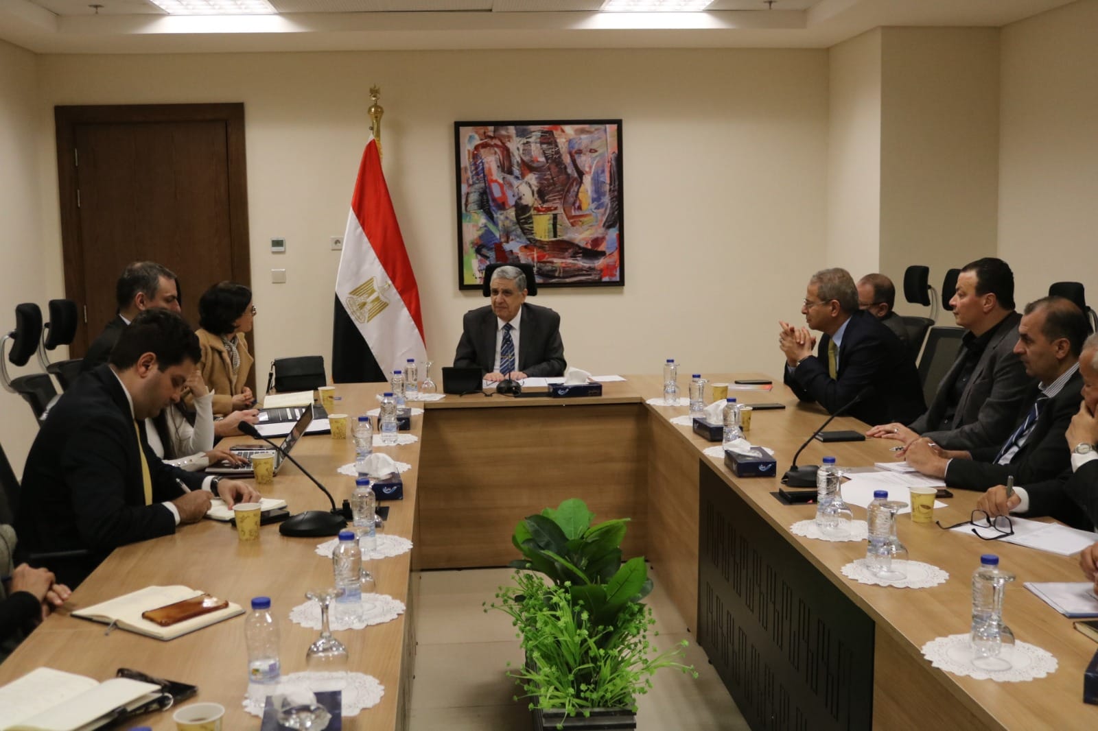 جانب من لقاء وزير الكهرباء والطاقة المتجددة المصري مع وفد بنك الاستثمار الأوروبي