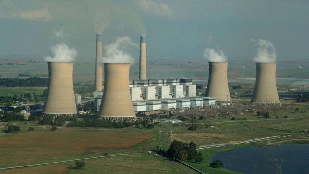 أبراج تبريد في محطة لتوليد الكهرباء في جنوب أفريقيا