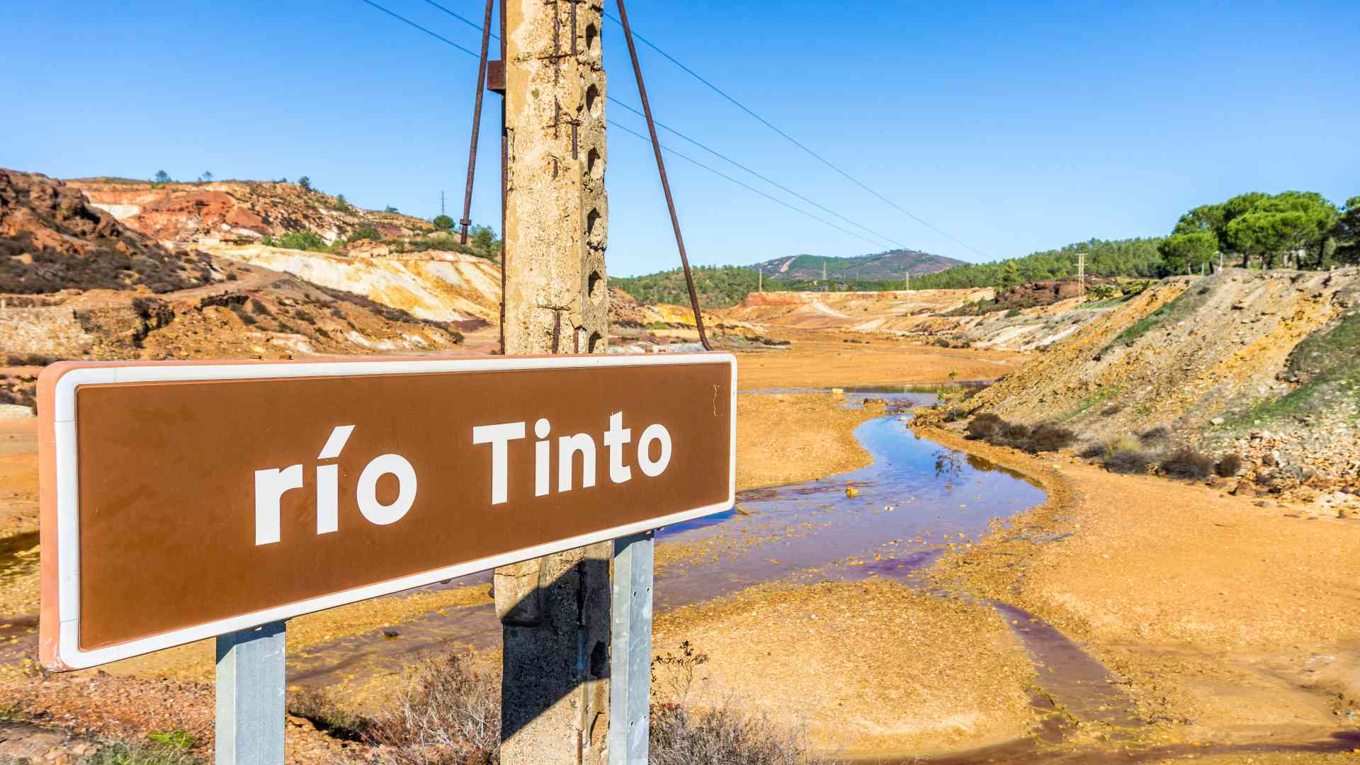 لافتة شركة ريو تينتو في موقع لإنتاج الليثيوم 