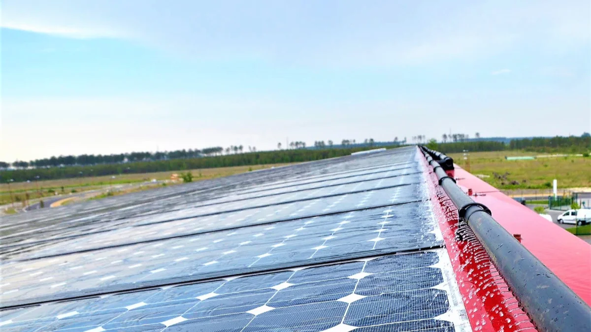 تبريد الألواح الشمسية باستخدام أنبوب المياه - الصورة من موقع باور تكنولوجي