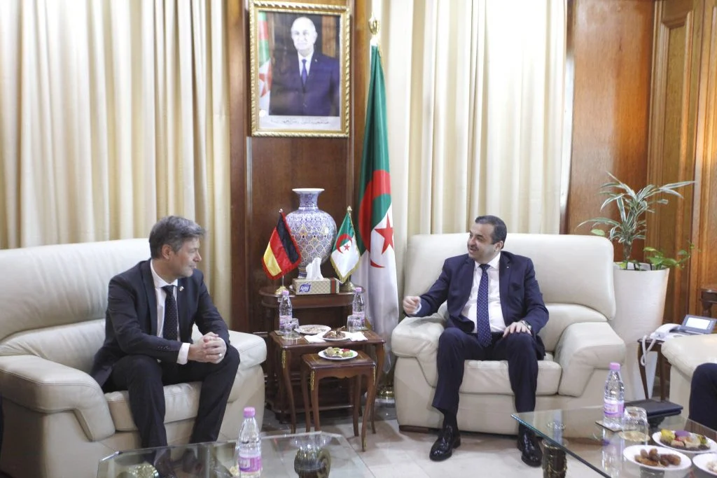 وزير الطاقة الجزائري مع وزير الاقتصاد الألماني
