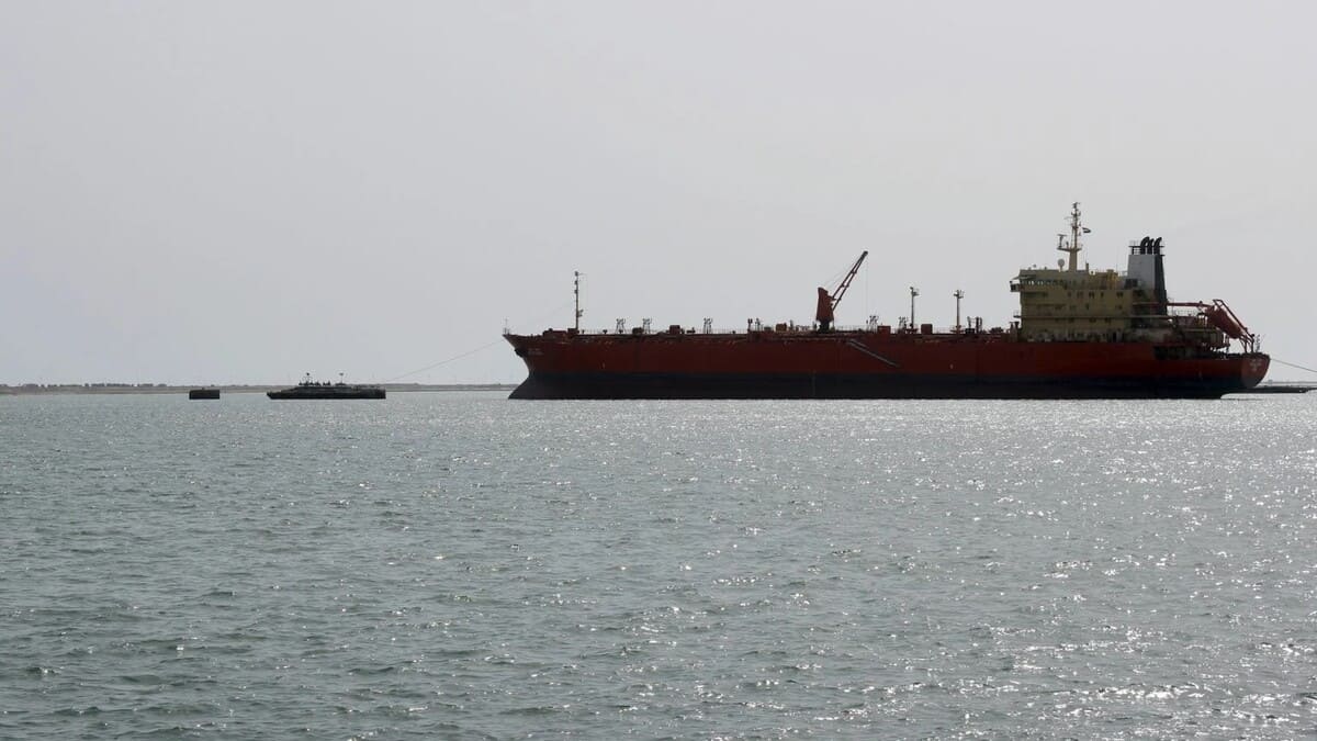 سفينة شحن تمر عبر ميناء الحديدة اليمني - الصورة من livescience 