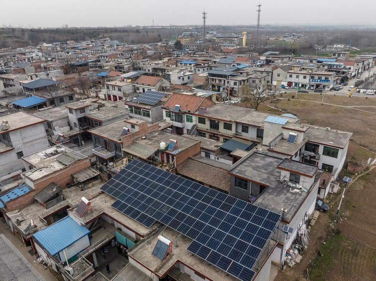 ألواح الطاقة الشمسية للمنازل في مقاطعة شنشي الصينية – الصورة من بلومبرغ