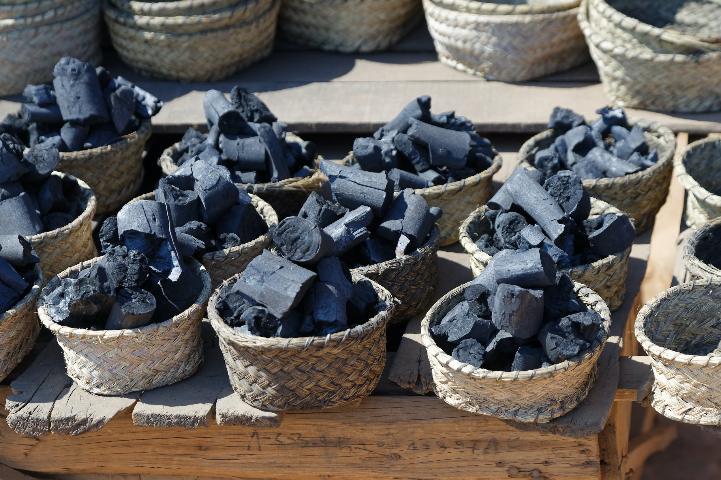 سلال لبيع الفحم النباتي المستعمل في الطهي 