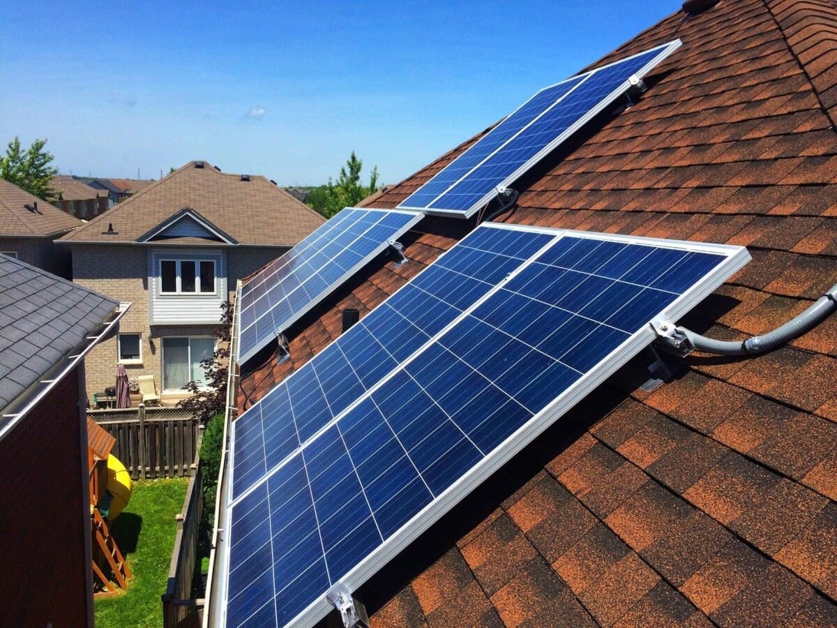 مسامير ومقابض متصلة بألواح الطاقة الشمسية أعلى أحد المنازل - الصورة من منصة "ماركت ووتش" 