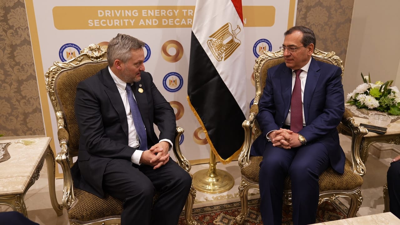 وزير البترول المصري مع الرئيس التنفيذي لشركة النفط البريطاني بي بي