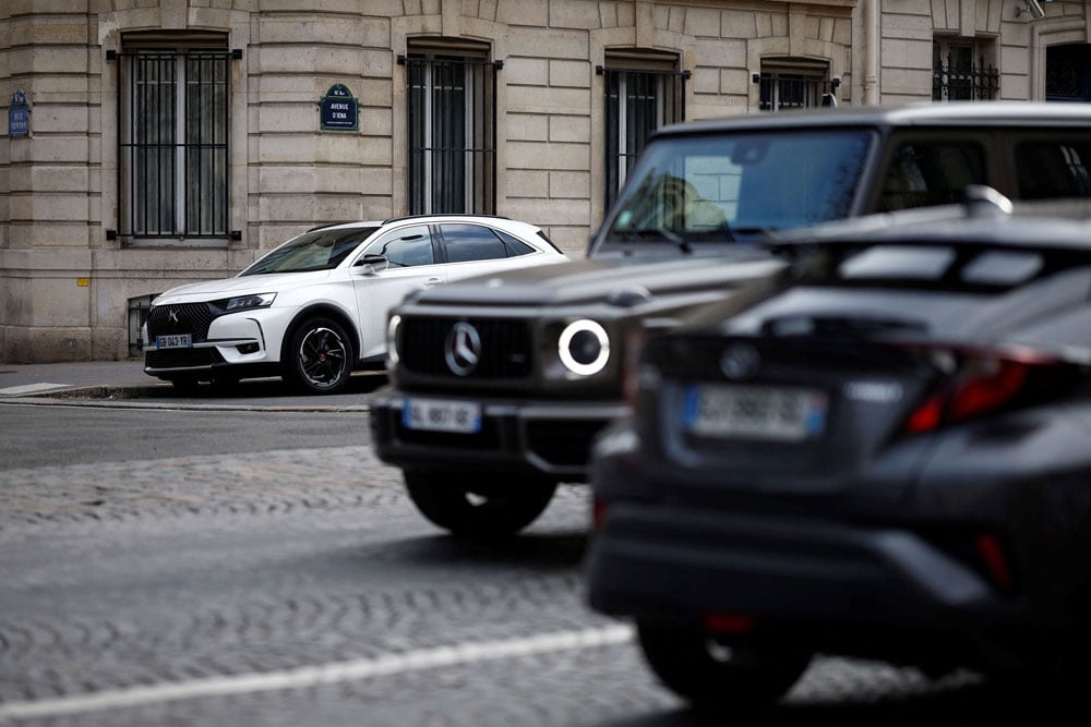 سيارات كبيرة تسير في أحد شوارع باريس