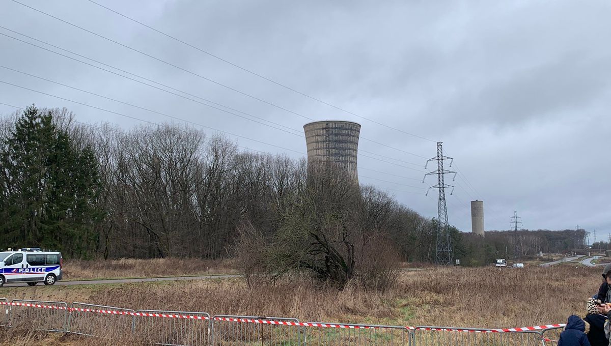 تفجير برج بمحطة كهرباء تعمل بالفحم في فرنسا