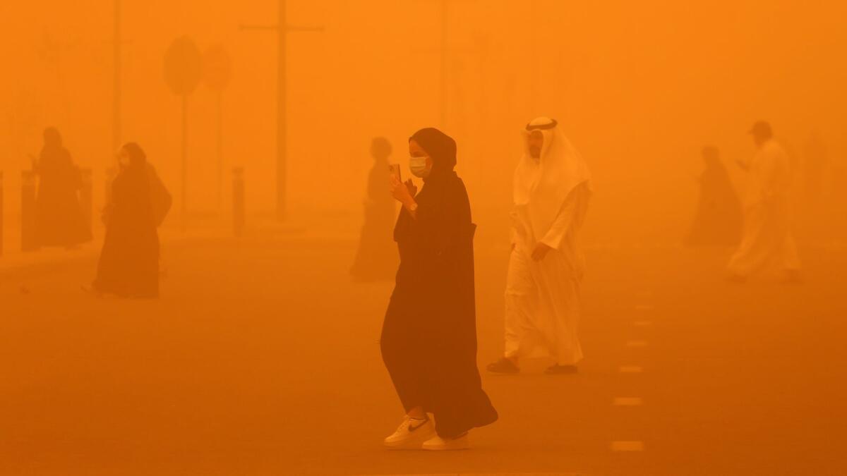 عاصفة محملة بغبار برتقالي اللون في الكويت