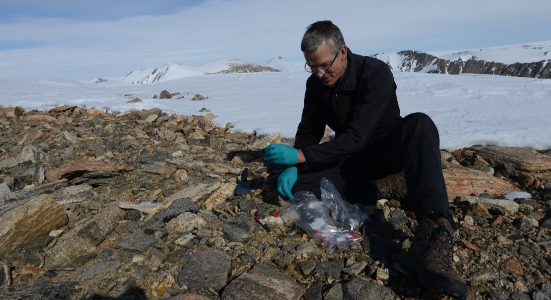 الخبير الجيولوجي الذي قاد الدراسة بو إلبرلينغ، يأخذ عيّنات من تربة غرينلاند لدراستها