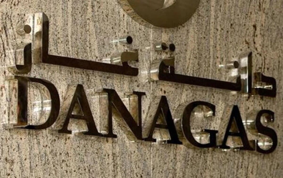 شعار شركة دانة غاز على أحد مقراتها 
