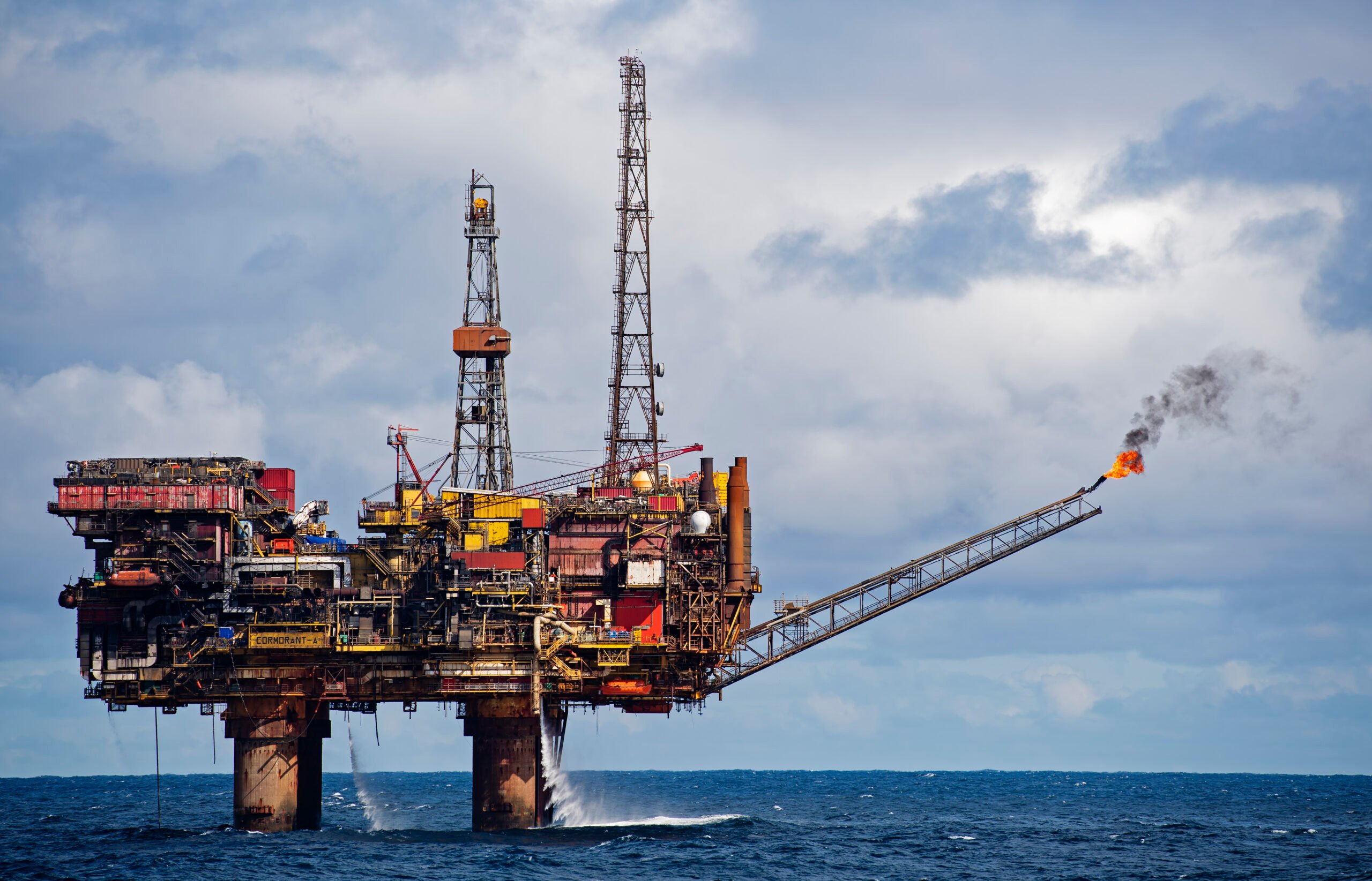 معدات حفر للتنقيب عن النفط والغاز في بحر الشمال