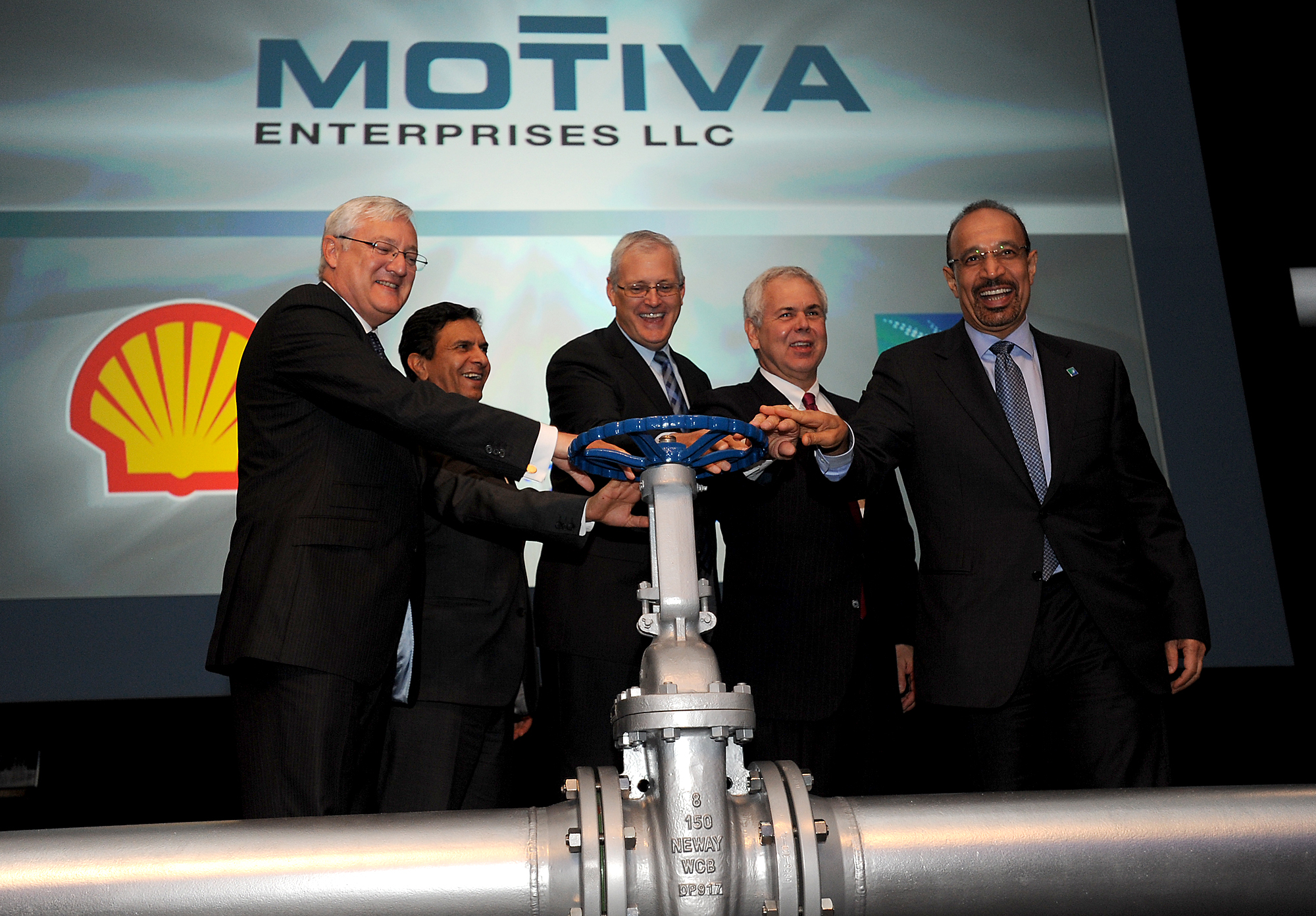 الاحتفال بتجديد مصفاة موتيفا عام 2012 بحضور ممثلي شركة شل قبل تخارجها