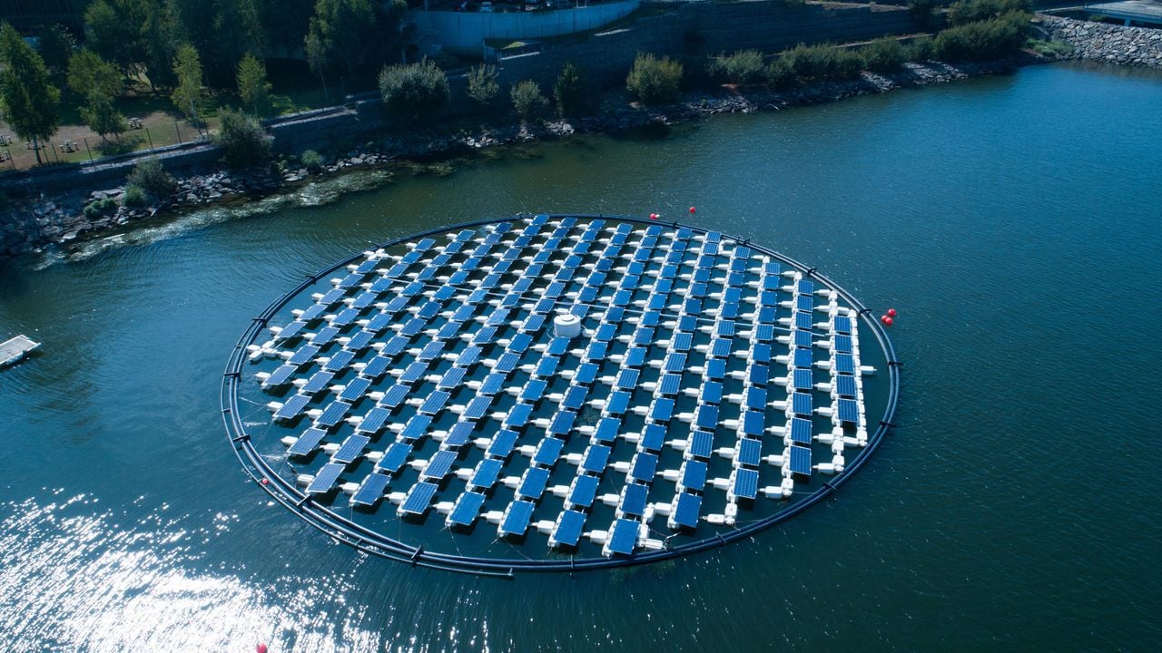أحد محطات الطاقة الشمسية العائمة - الصورة من موقع بي بي سي