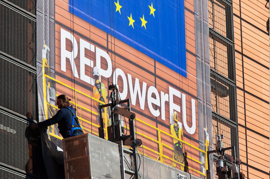 لافتة خطة ريباور إي يو على مبنى المفوضية الأوروبية 