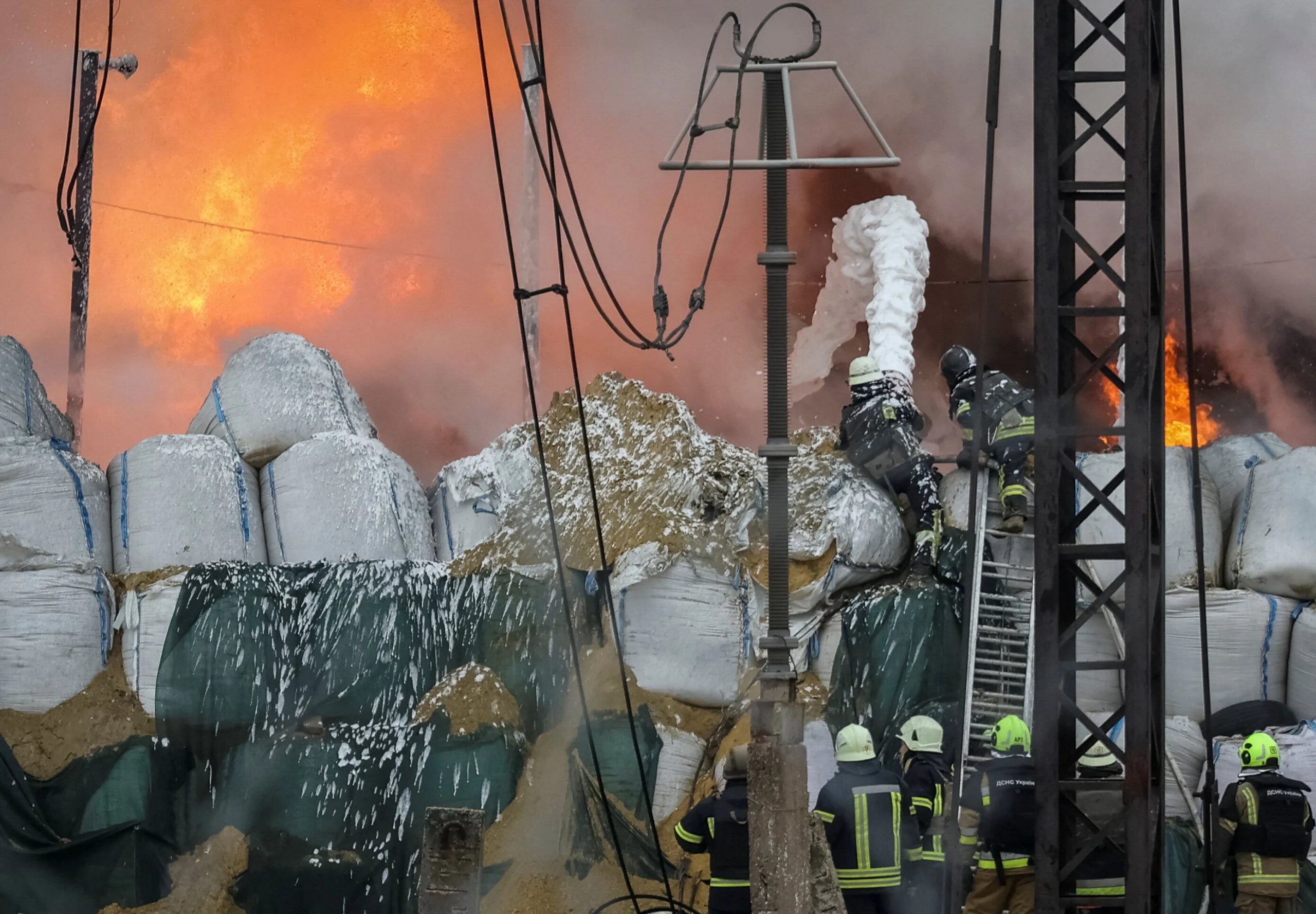 آثار قصف روسي على محطة كهرباء فرعية في أوكرانيا