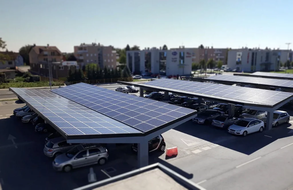 ألواح شمسية على سطح في العاصمة الكرواتية زغرب