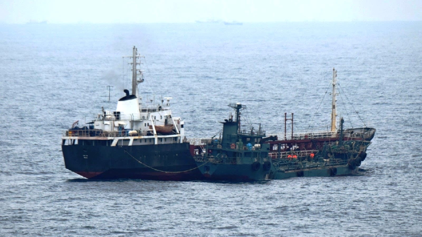 عملية نقل من سفينة كورية شمالية إلى أخرى في بحر الصين الشرقي