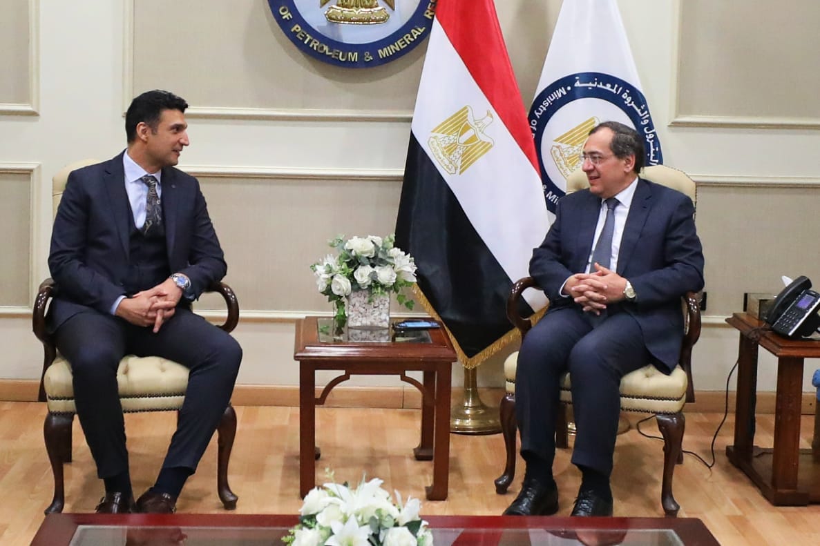 جانب من لقاء وزير البترول المصري ووفد شركة "هانيويل" الأميركية 