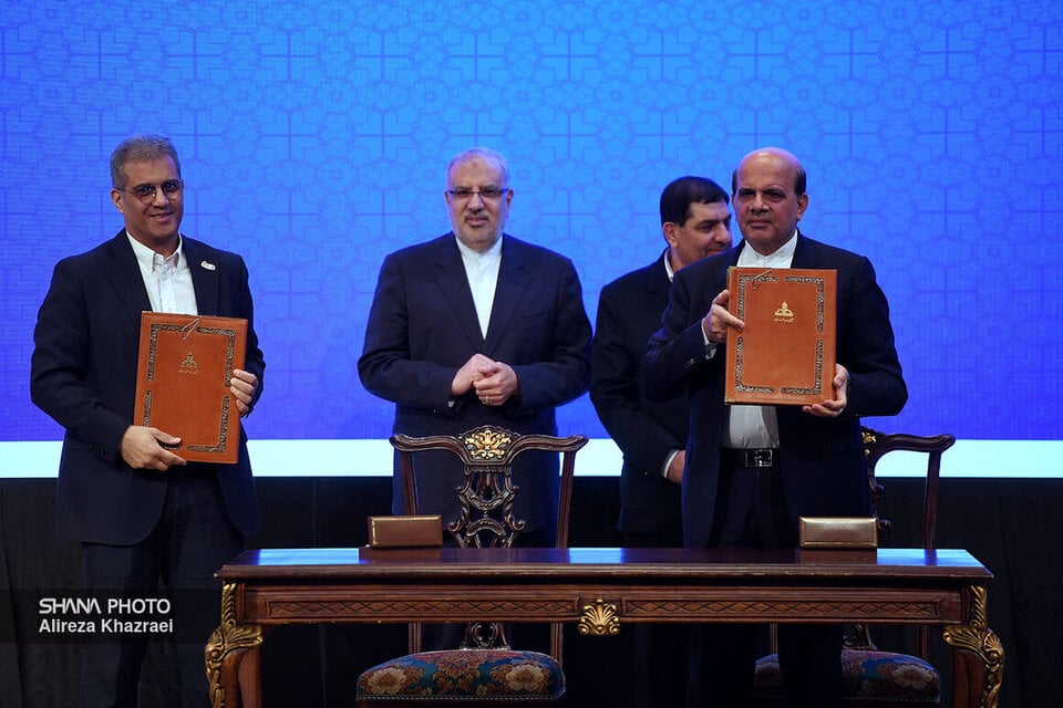 جانب من توقيع عقد تطوير حقل آذر النفطي في إيران