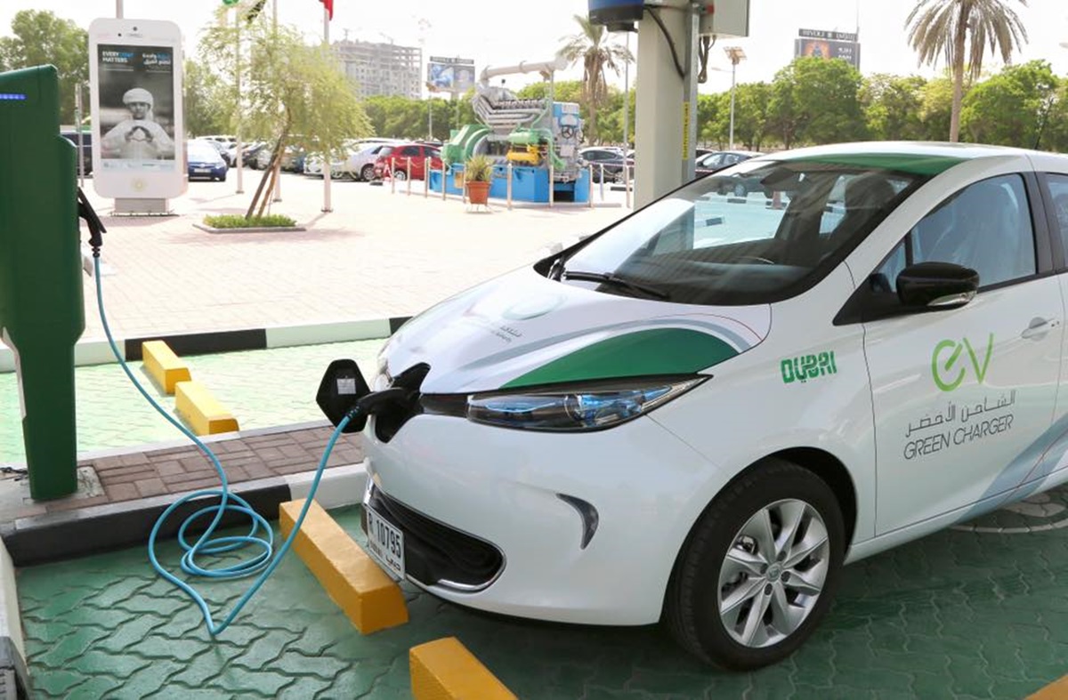 سيارة كهربائية في إمارة دبي