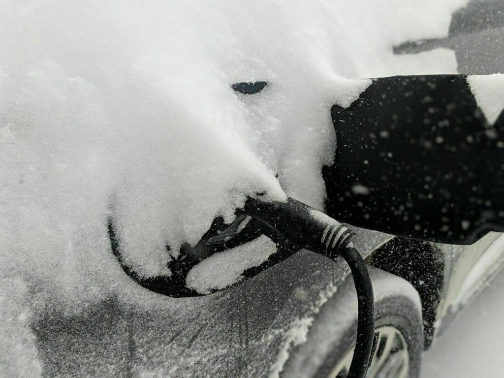 سيارة كهربائية مغطاة بالثلوج 