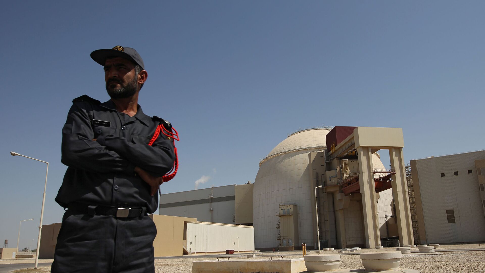 شرطي يؤمن محيط محطة يوشهر النووية في إيران