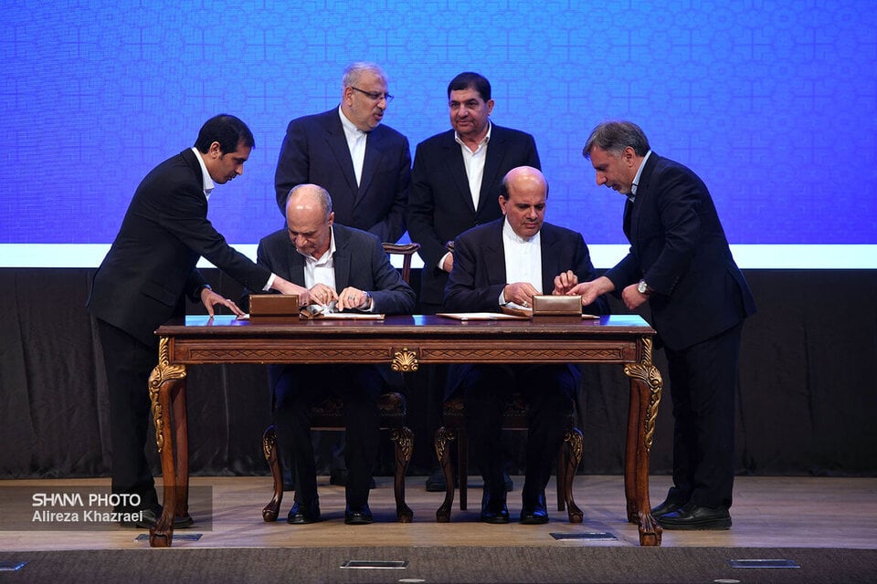 جانب من توقيع عقد تطوير حقل آزادكان النفطي في إيران