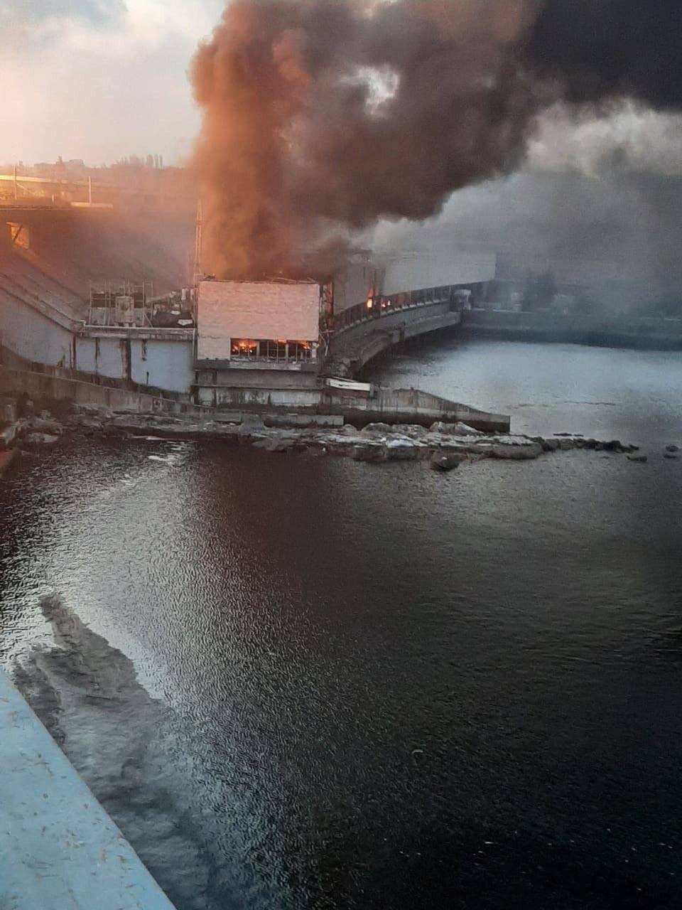 جانب من حريق أكبر محطة طاقة كهرومائية في أوكرانيا