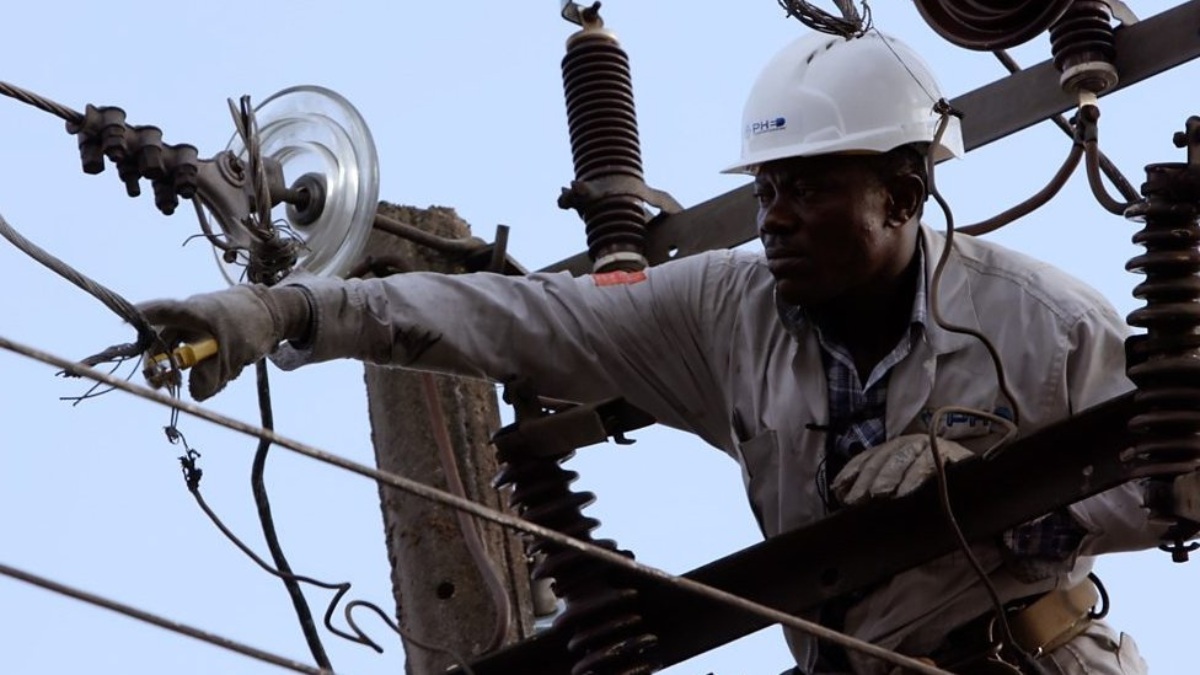 أحد العاملين بقطاع الكهرباء في نيجيريا