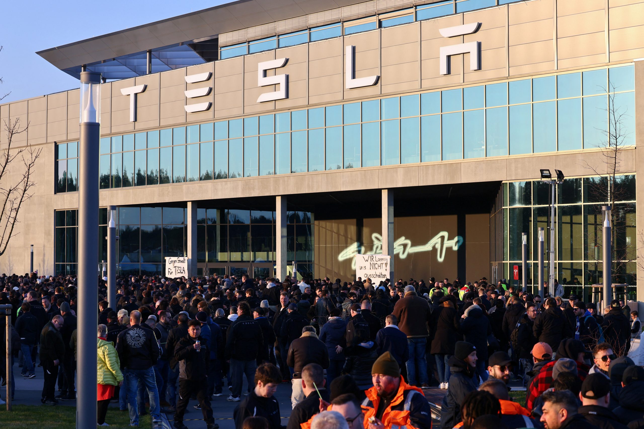 احتجاجات عمال مصنع تيسلا في ألمانيا على الهجوم