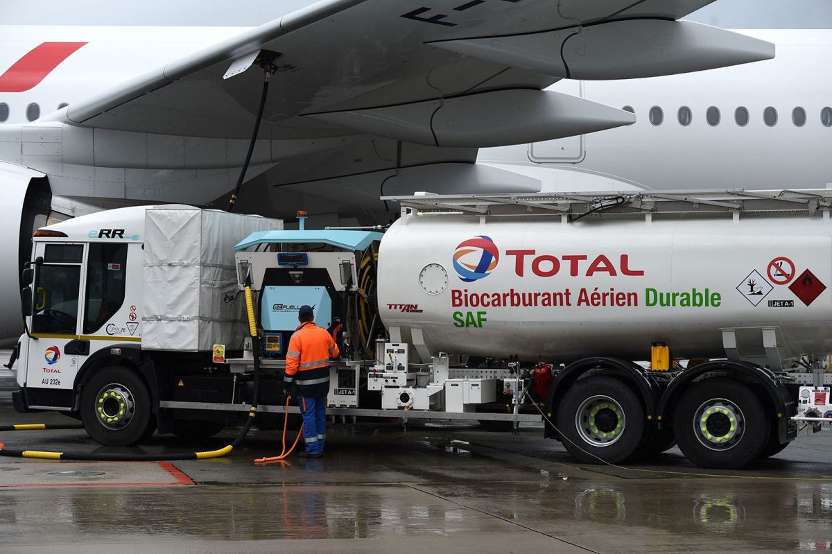 شاحنة وقود حيوي تابعة لشركة توتال إنرجي تزود طائرة بالوقود