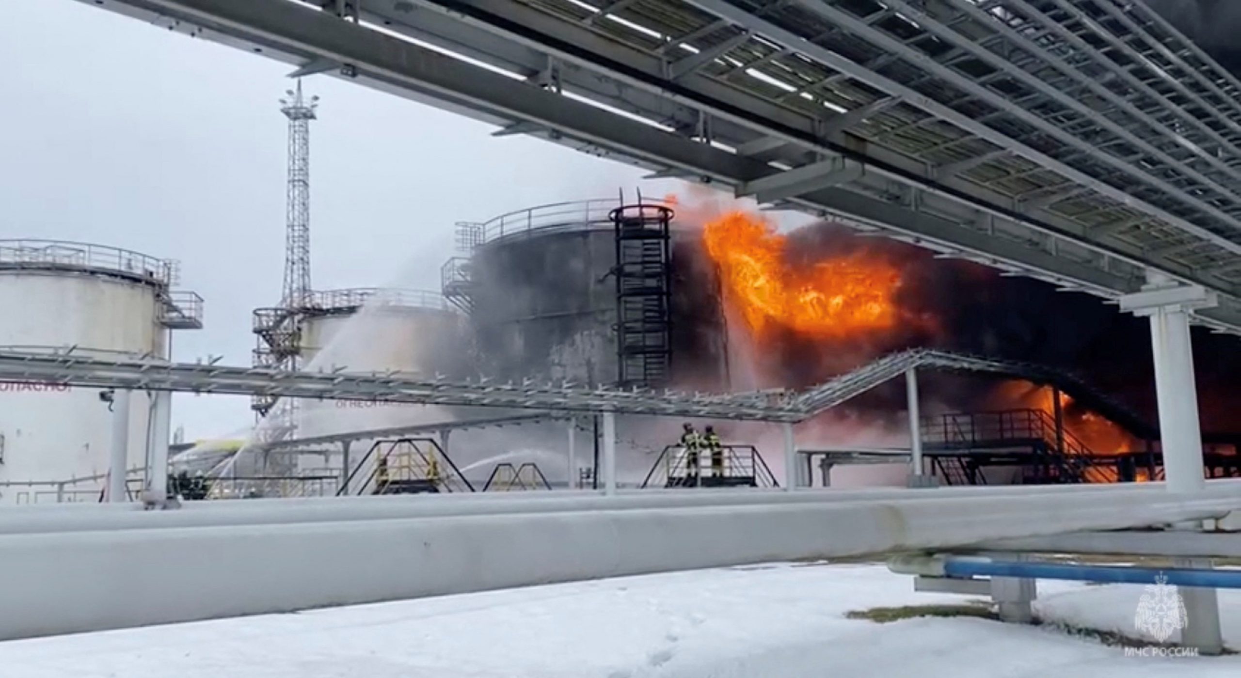 رجال الإطفاء أثناء إخماد حريق بمنشأة نفطية في روسيا
