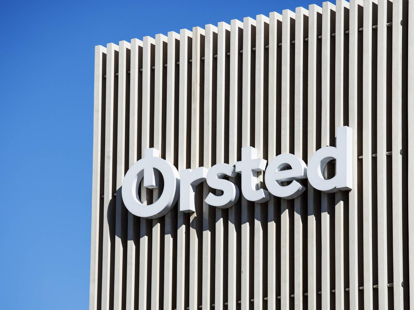 شعار شركة أورستد على أحد مقارها