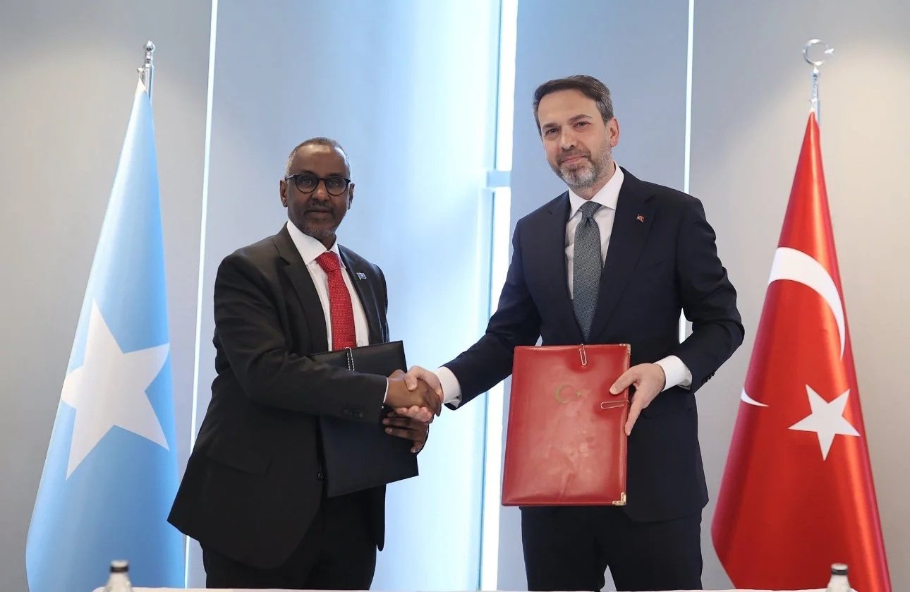 مراسم توقيع الاتفاقية بين وزير الطاقة التركي ووزير النفط الصومالي