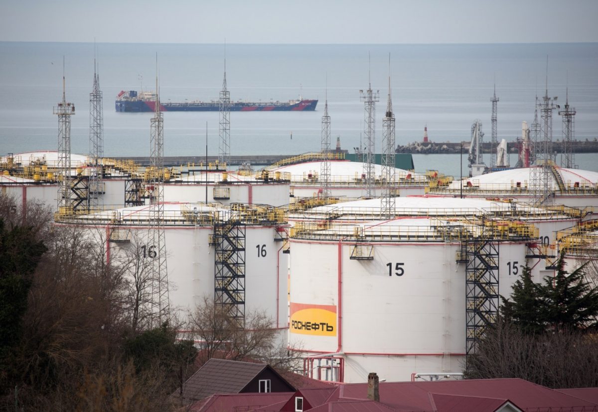 صهاريج تخزين النفط في مصفاة توابسي الروسية 