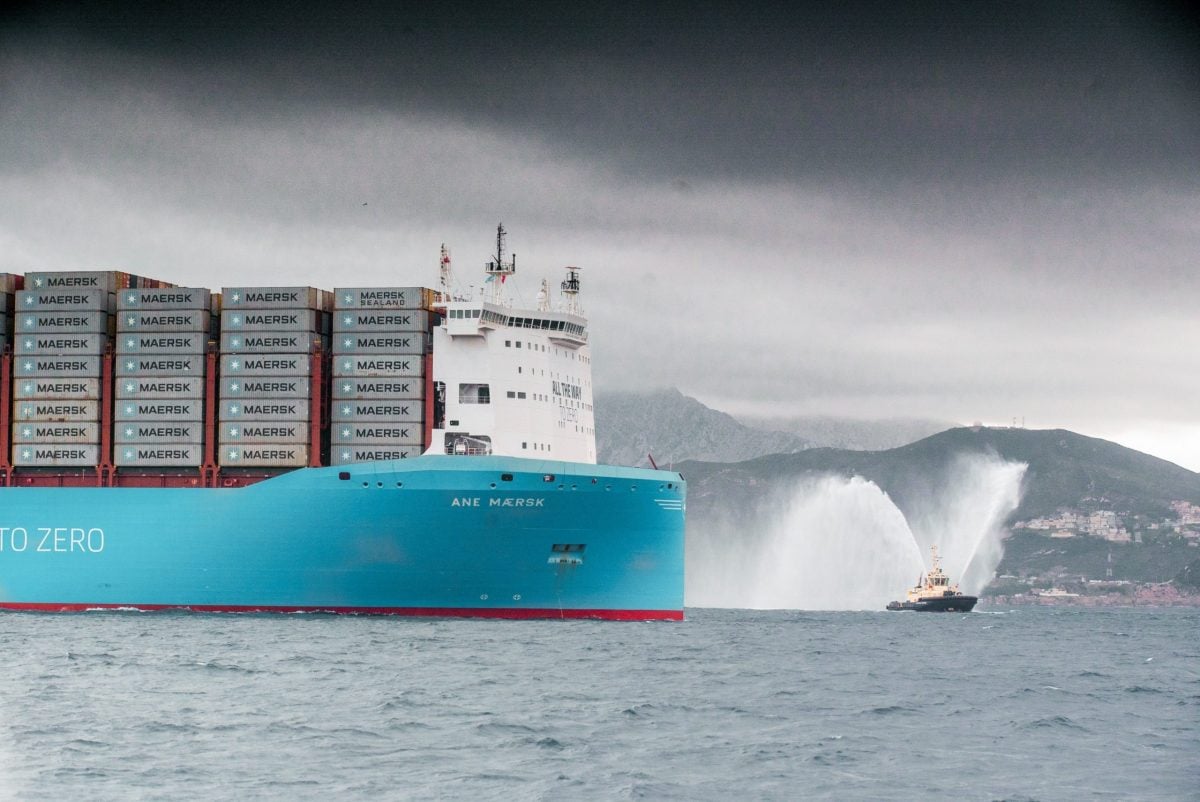 استقبال أكبر سفينة حاويات في العالم تعمل بالميثانول الأخضر بالاحتفالات المائية