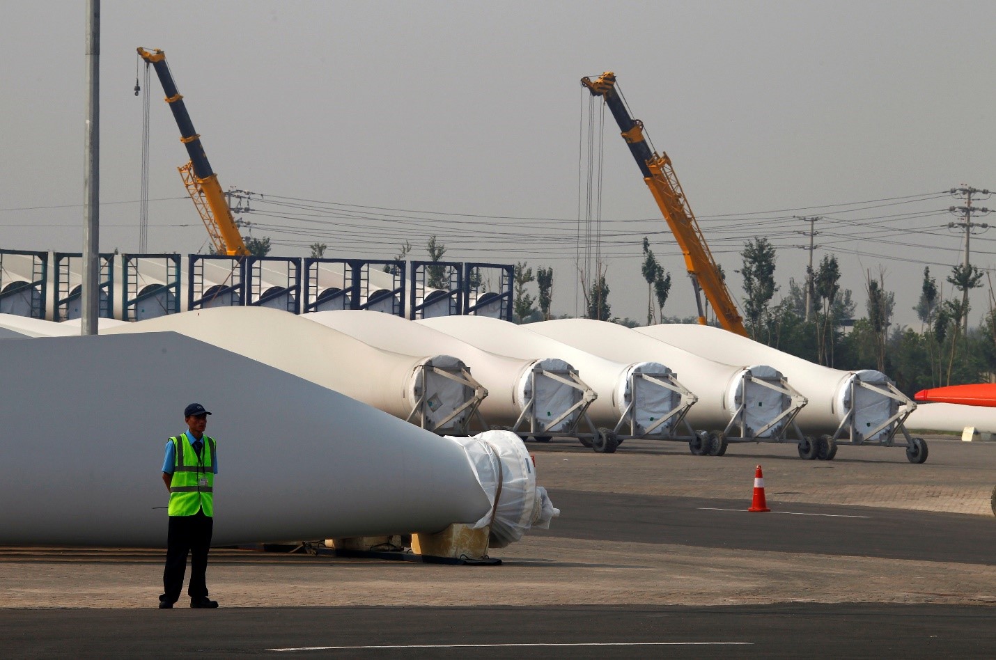 شفرات وقواعد توربينات الرياح في أرض مصنع شركة فيستاس لتكنولوجيا الرياح بشمال الصين