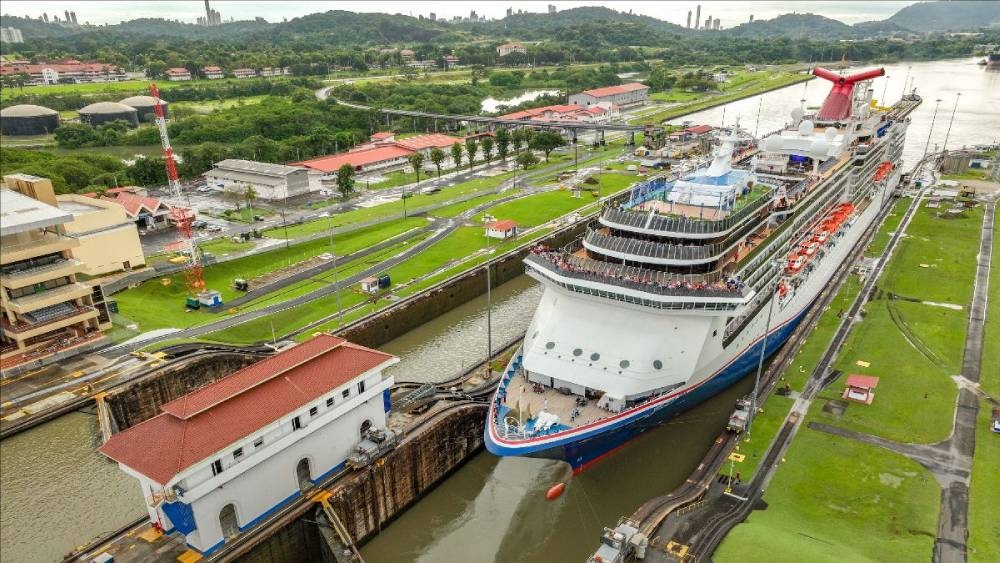 إحدى السفن المارة عبر قناة بنما 