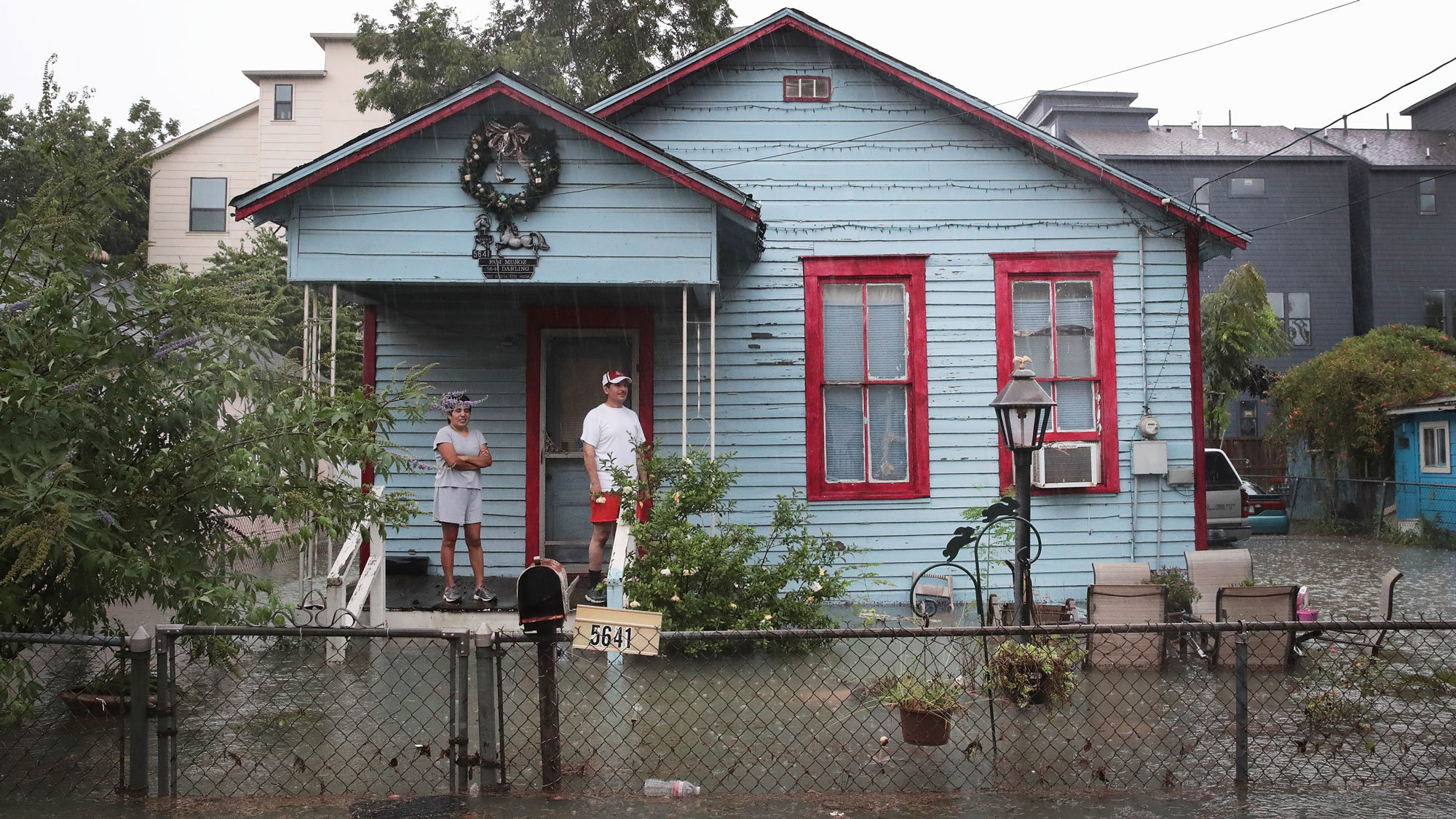 آثار الفيضانات تحيط بمنازل في هيوستن بولاية تكساس 