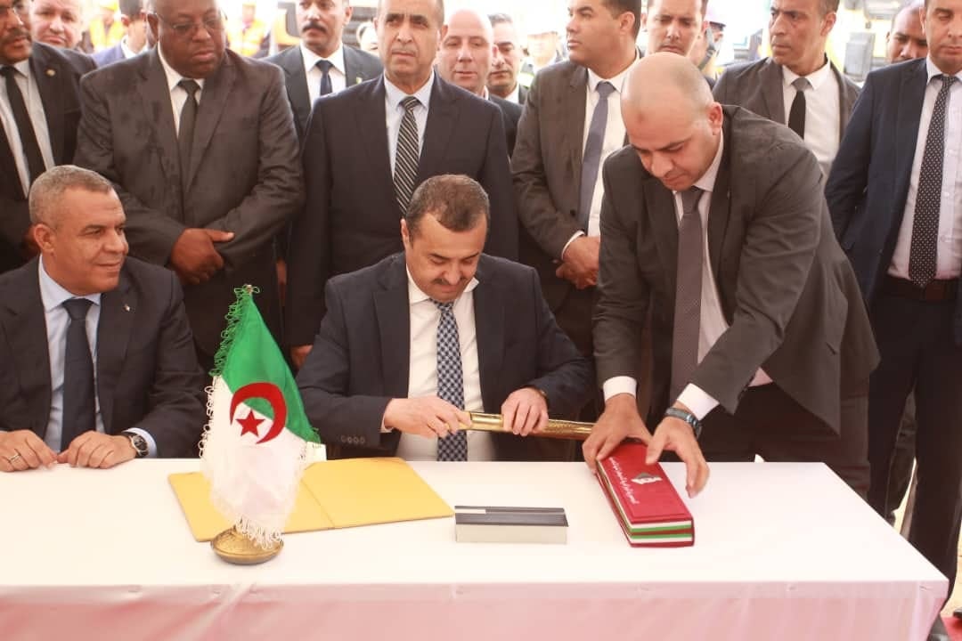 من مراسم وضع حجر أساس أول محطة طاقة شمسية في الجزائر