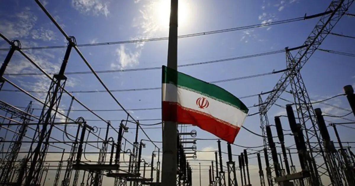 علم إيران وسط أبراج كهرباء