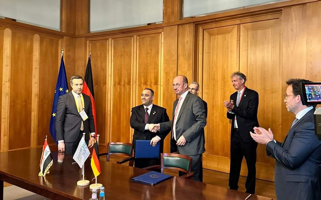 جانب من توقيع الاتفاق بين وزارة الكهرباء العراقية وشركة سيمنس الألمانية