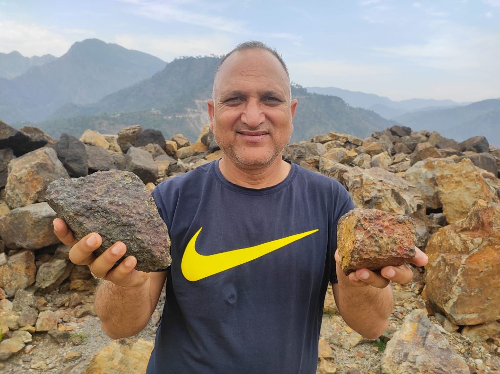 مواطن يحمل أحجارًا تحتوي على الليثيوم في جامو وكشمير
