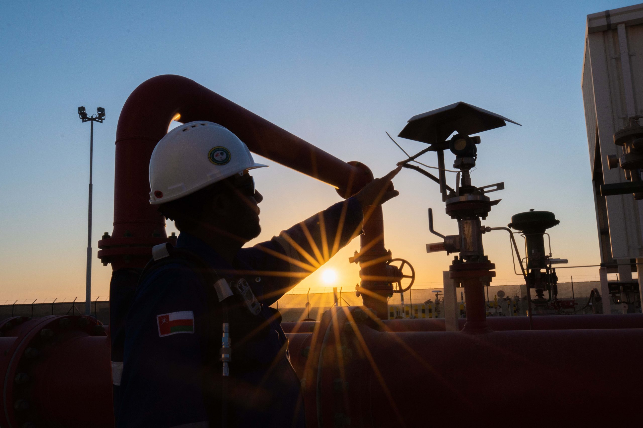 عامل يتابع العمليات بأحد حقول النفط في سلطنة عمان